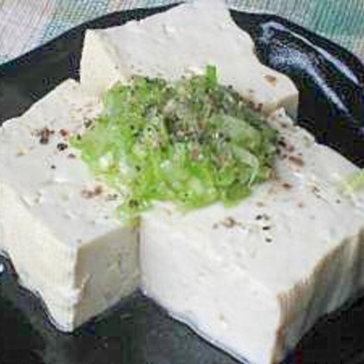 いつものおしょうゆ味とは一味違う ねぎ塩冷やっこ